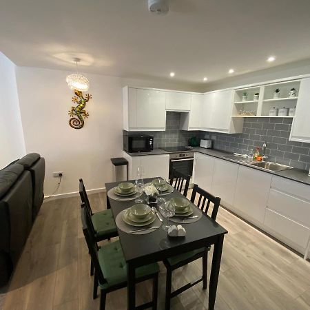 Modern 2 Bedroom Apartment, With Car Parking. Bitton Dış mekan fotoğraf