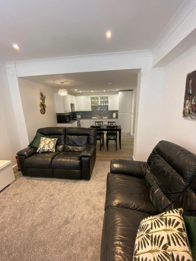 Modern 2 Bedroom Apartment, With Car Parking. Bitton Dış mekan fotoğraf