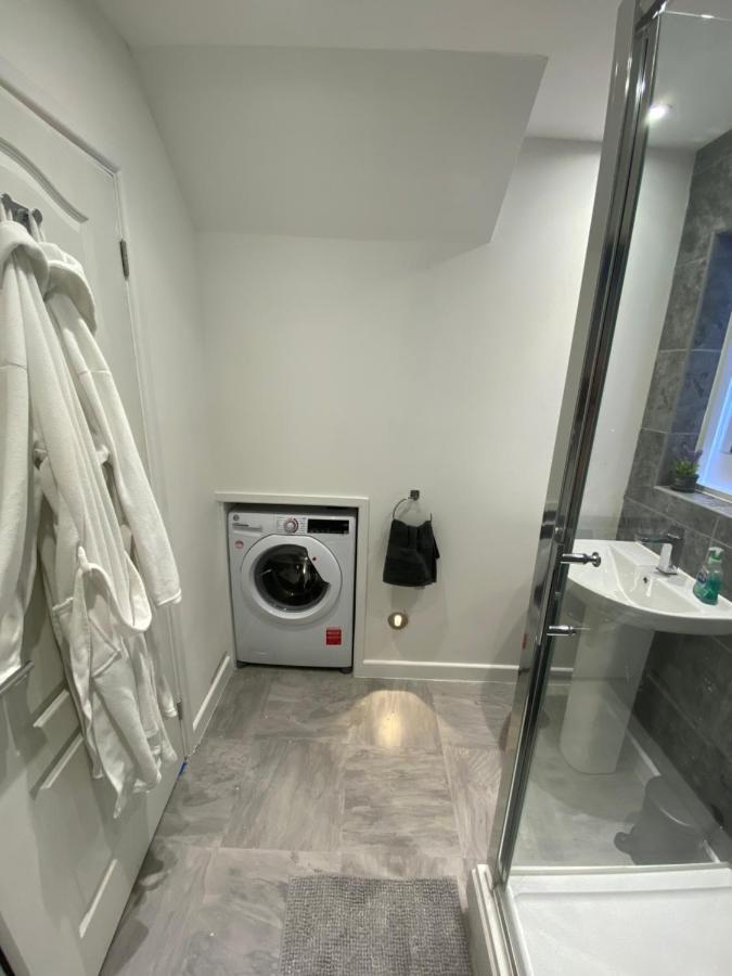 Modern 2 Bedroom Apartment, With Car Parking. Bitton Dış mekan fotoğraf