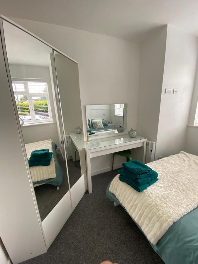 Modern 2 Bedroom Apartment, With Car Parking. Bitton Dış mekan fotoğraf